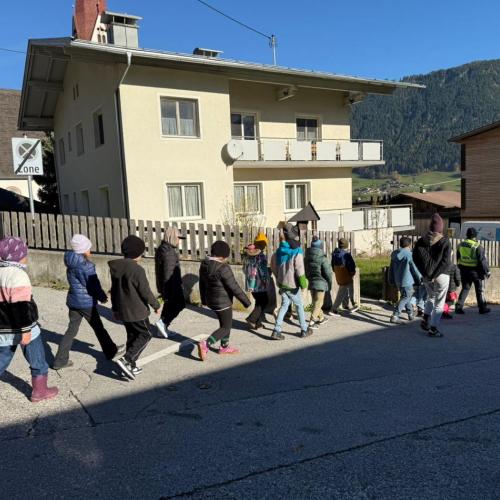 Kinder mit Polizistin auf der Straße beim Üben 1