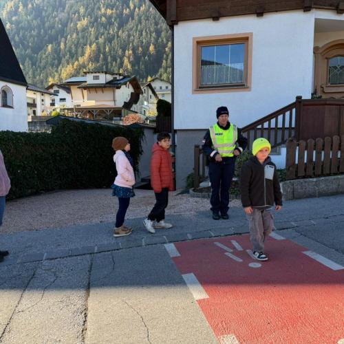 Kinder mit Polizistin auf der Straße beim Üben 2