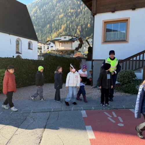 Kinder mit Polizistin auf der Straße beim Üben 3