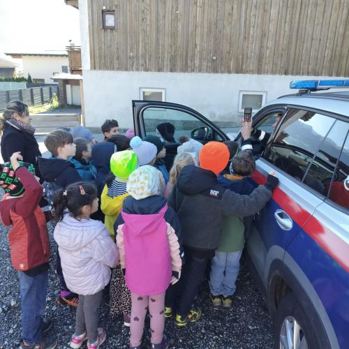 Kinder beim Polizeiauto