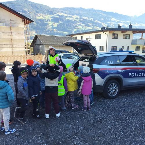 Kinder mit Polizeiauto
