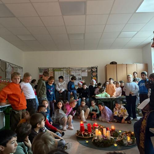 Adventskränze und Kinder