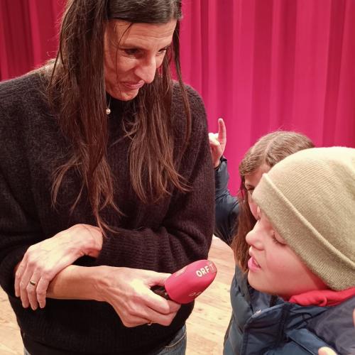 Interview Radioreporterin mit Kindern 1
