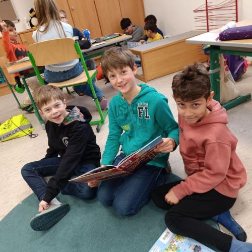 Kinder lesen gemeinsam 