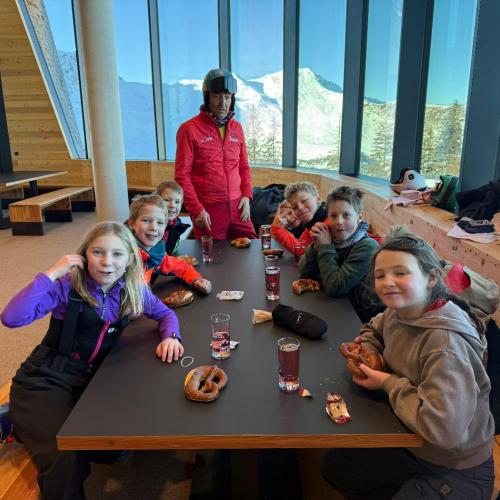 Kinder bei der Jause 3