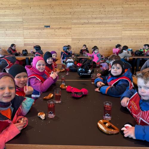 Kinder bei der Jause 2