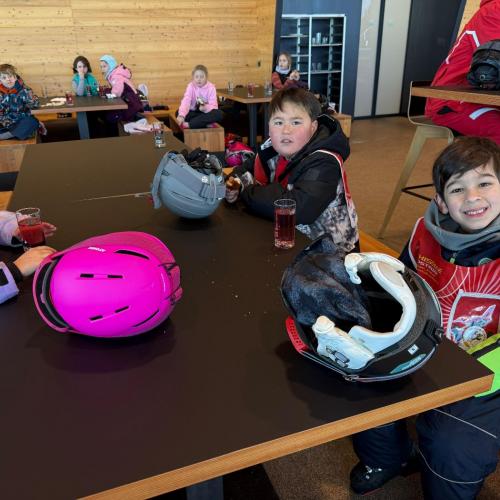 Kinder bei der Jause 1