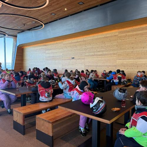 Kinder bei der Jause