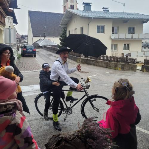 Pfarrer auf Rad mit lustiger Fliege