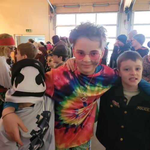 Kinder feiern in der Festhalle 4