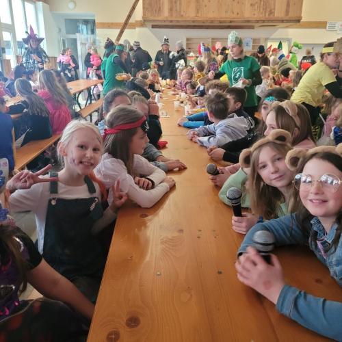 Kinder feiern in der Festhalle 3