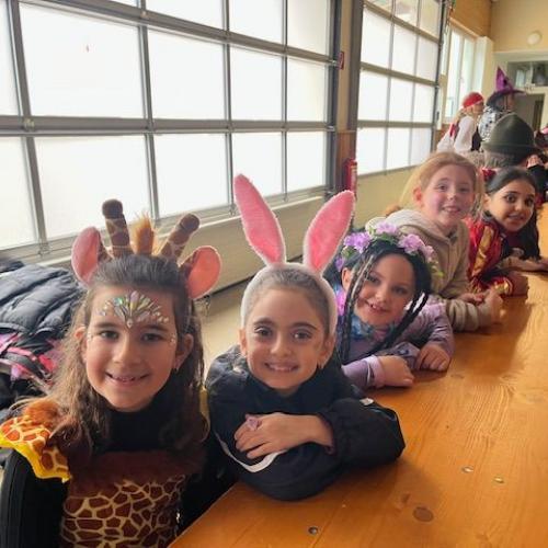 Kinder feiern in der Festhalle
