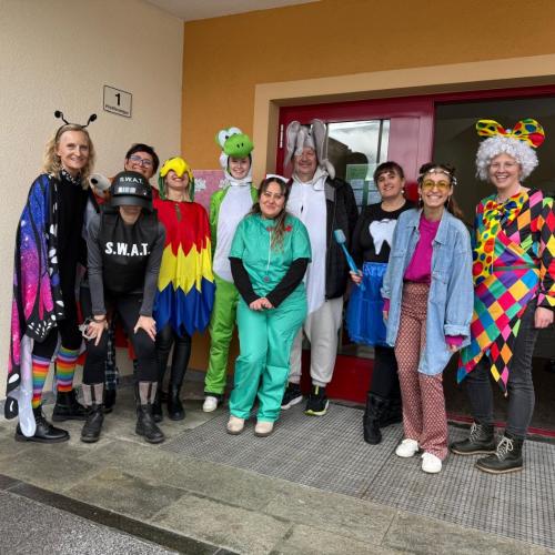 Lehrerinnen verkleidet