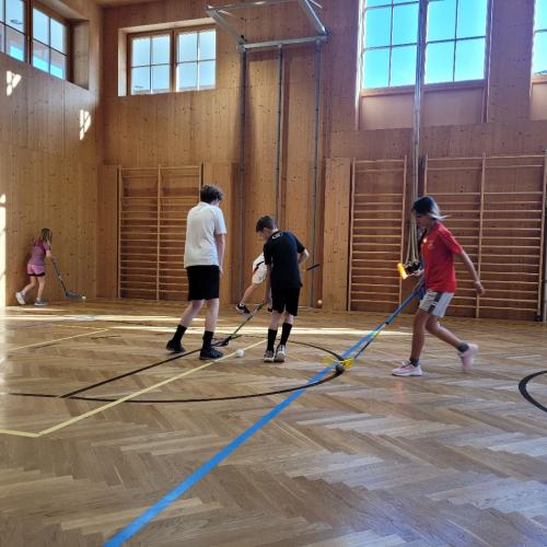 Kinder spielen Floorball 2