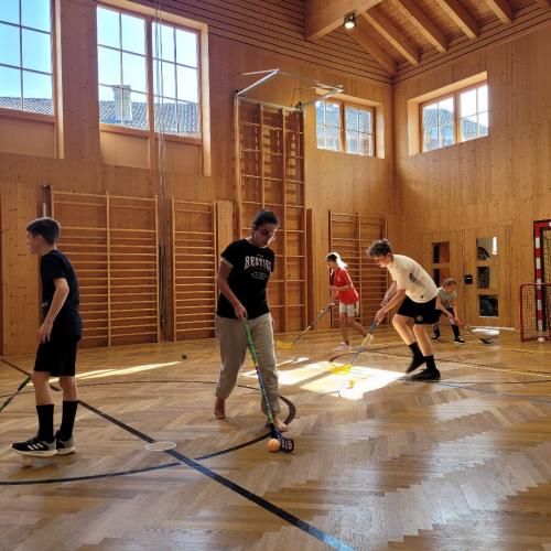 Kinder spielen Floorball 1