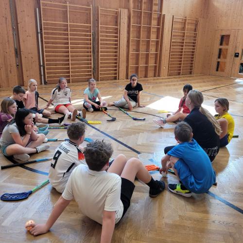 Kinder besprechen Taktik