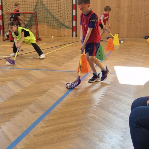 Kinder spielen Floorball 3