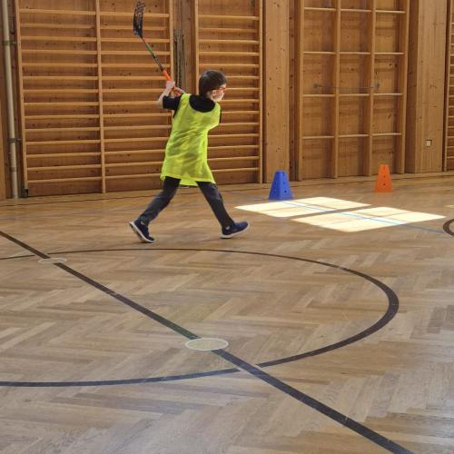 Kinder spielen Floorball 4