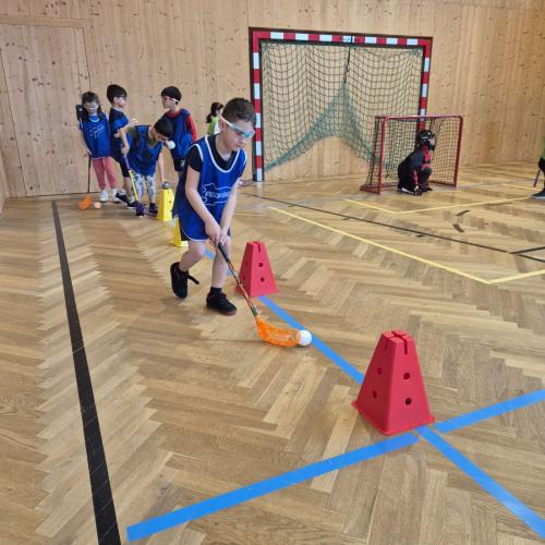 Kinder spielen Floorball 5