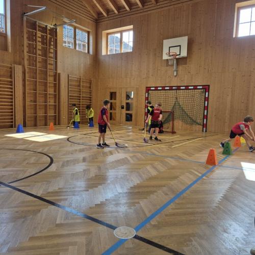 Kinder spielen Floorball 6