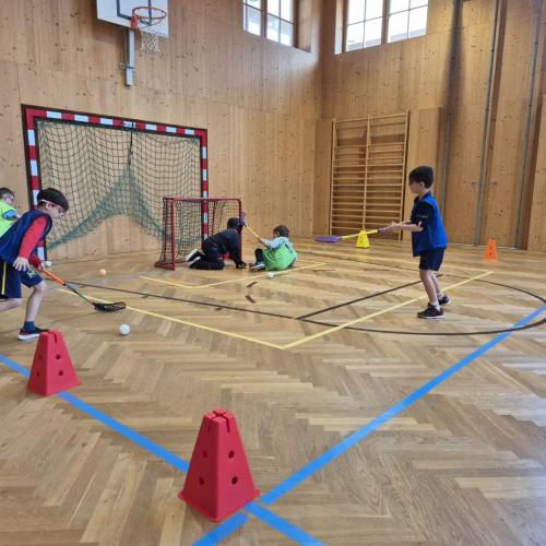 Kinder spielen Floorball 7