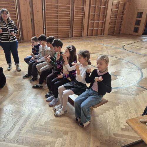 andere Kinder hören zu