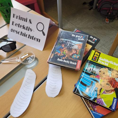 Krimi Tisch Bücher, Snacks und Deko