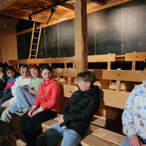 Kinder im Zuschauerraum