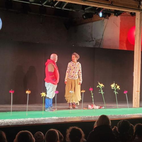 zwei Schauspieler auf der Bühne