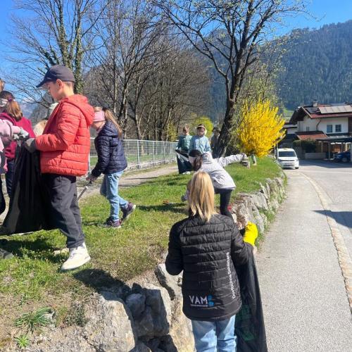 Kinder sammeln Müll ein