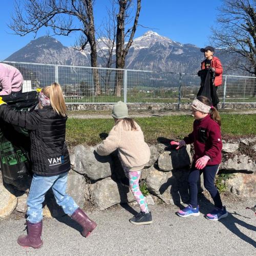 Kinder sammeln Müll ein 2
