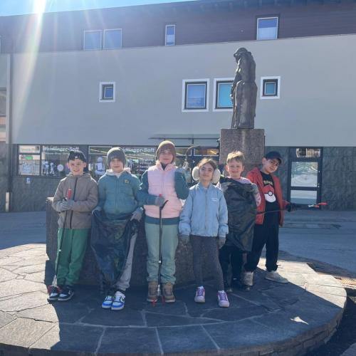 Kinder sammeln Müll ein 1