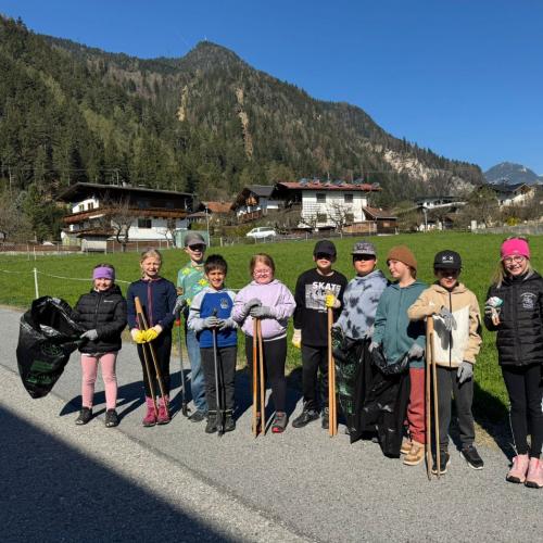 Kinder sammeln Müll ein 3