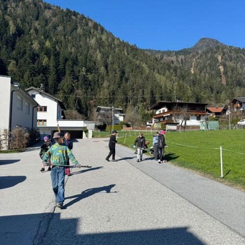 Kinder sammeln Müll ein 4