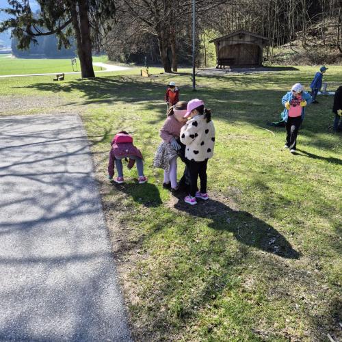 Kinder sammeln Müll ein 6