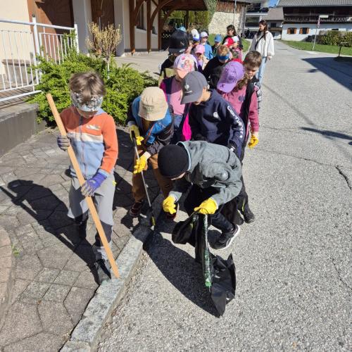 Kinder sammeln Müll ein 9
