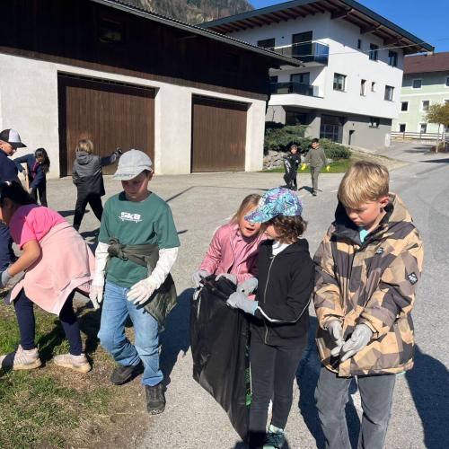 Kinder sammeln Müll ein 8