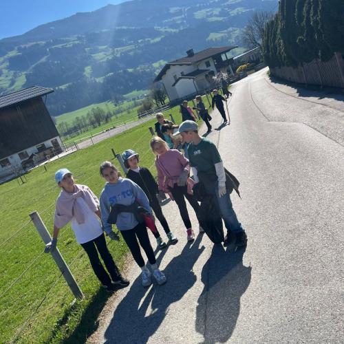 Kinder sammeln Müll ein 11