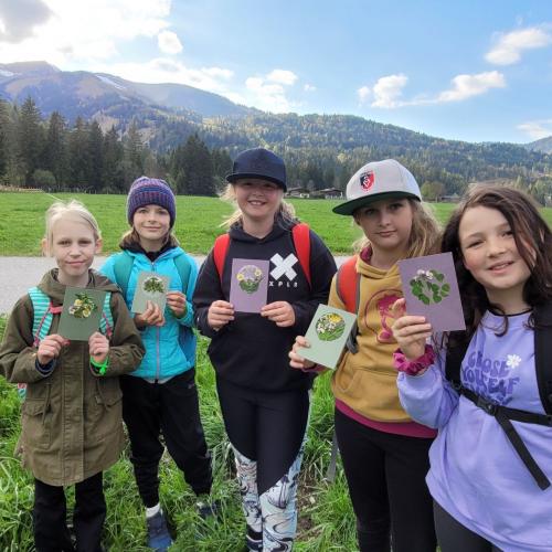Kinder auf Wiese