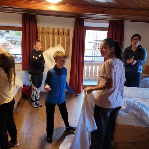 Kinder machen ihre Betten