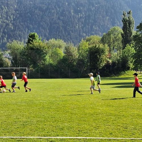 Fußballfeld mit Kindern