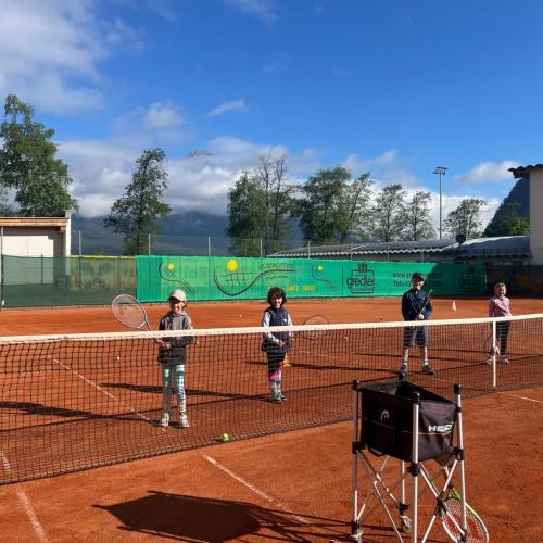 am Tennisplatz 4