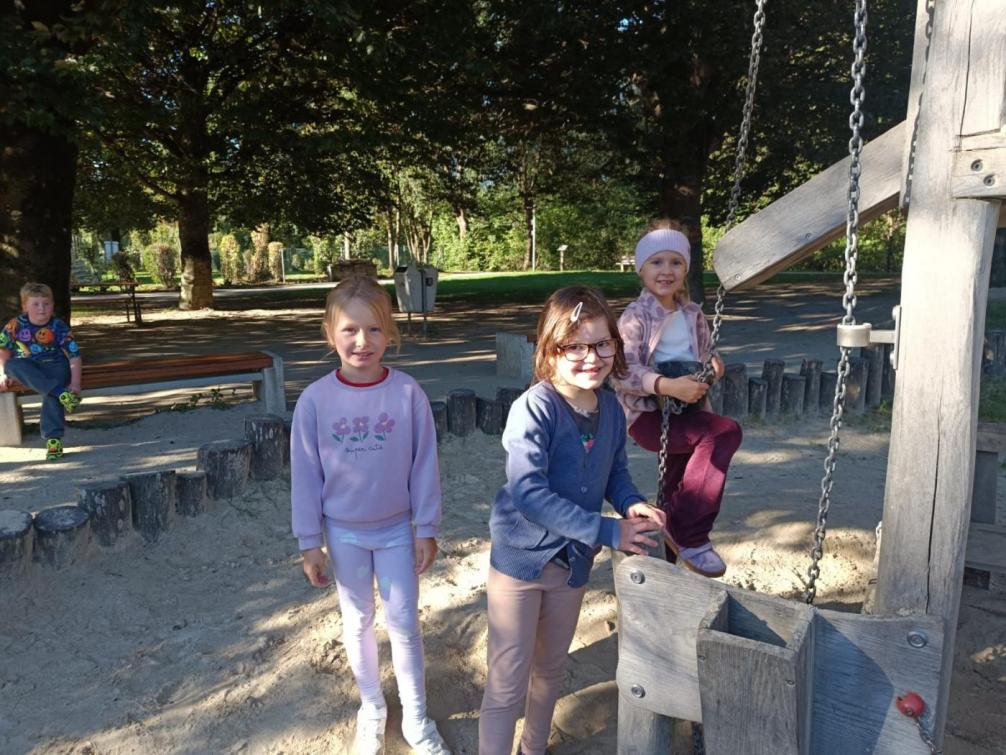 Kinder am Spielplatz