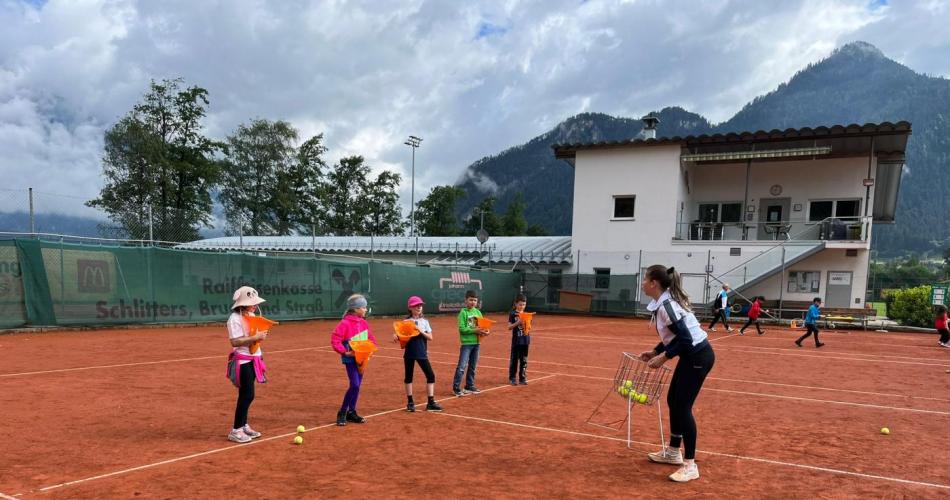 Kinder spielen Tennis
