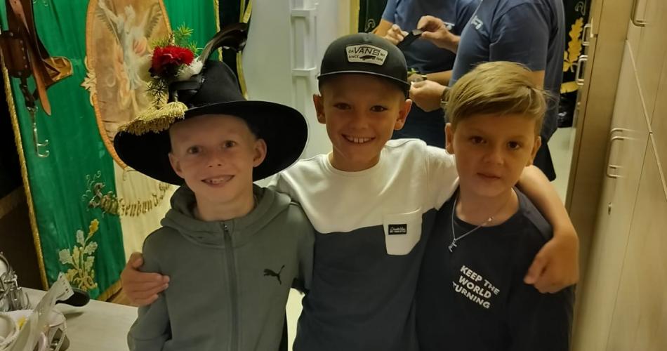 Kinder bei den Schützen mit Hut
