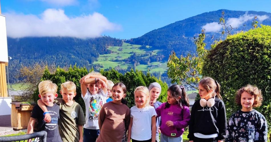 Klassenfoto 2.Klasse im Garten