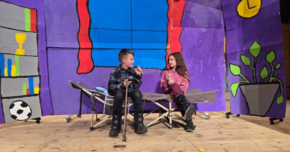 Kinder spielen das Stück Sonja im Schneemannland