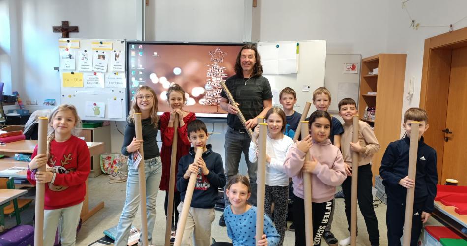 Didgeridoo Musiker mit den Kindern