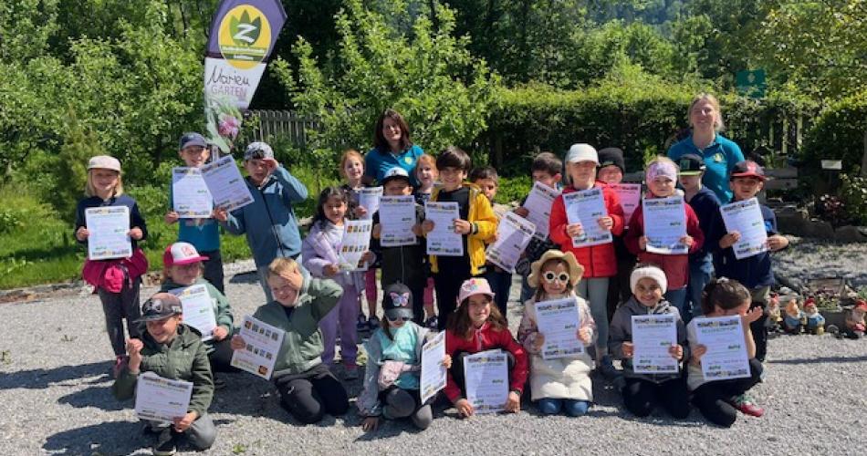 Klassenfoto 1.Klassen im Garten