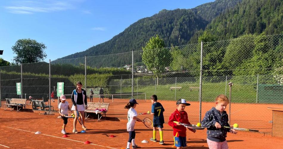 Kinder auf dem Tennisplatz